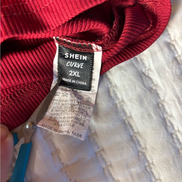 SHEIN Curve 2XL Red Twist Front Ribbed Crop Top
Plus Size Fall Fashion - Picture 2 of 6